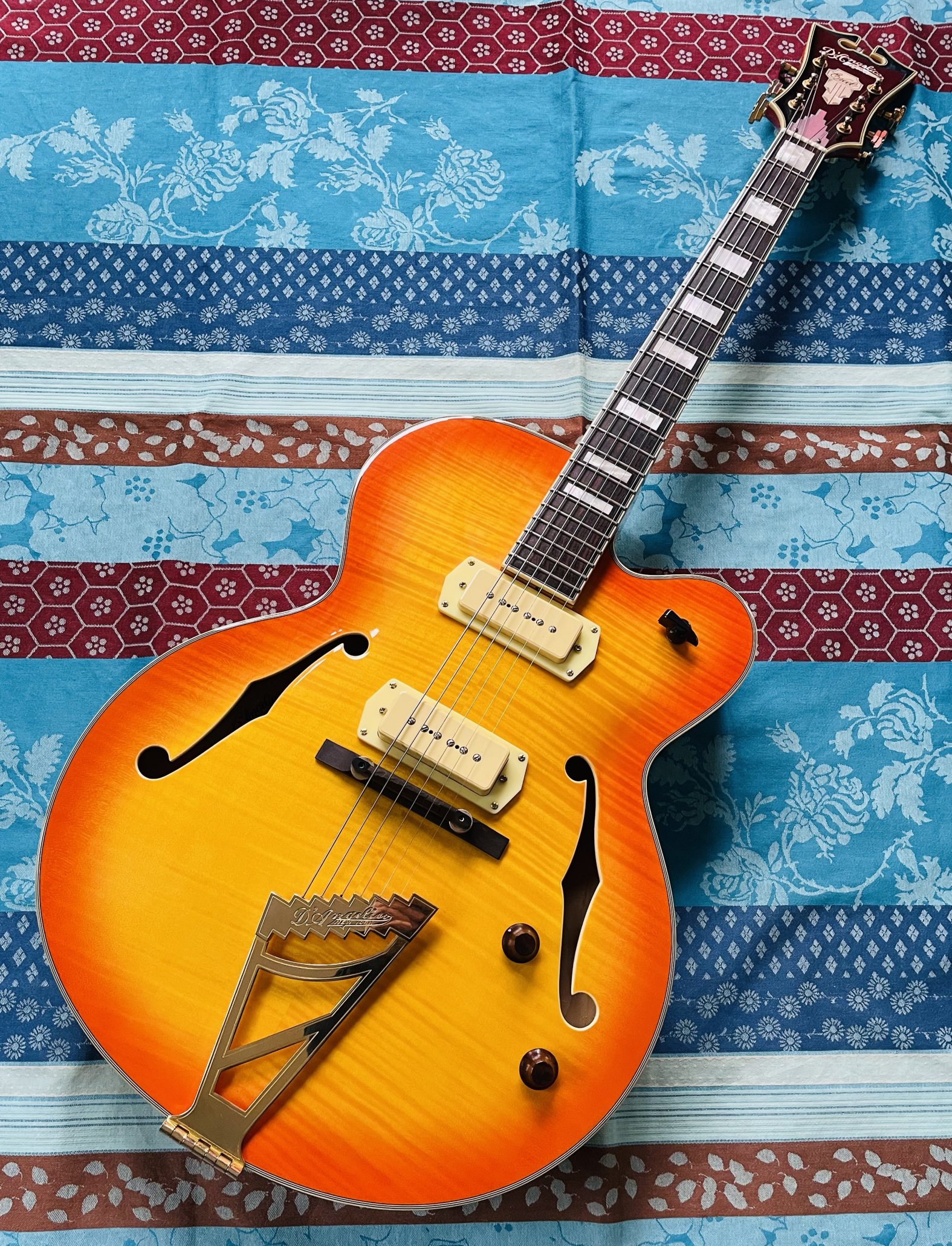 Guitare électrique D’Angelico EX59 sunburst n°US14030260 (2014), étui deluxe D’Angelico, pose de boutons en palissandre, boutons d’origine beige