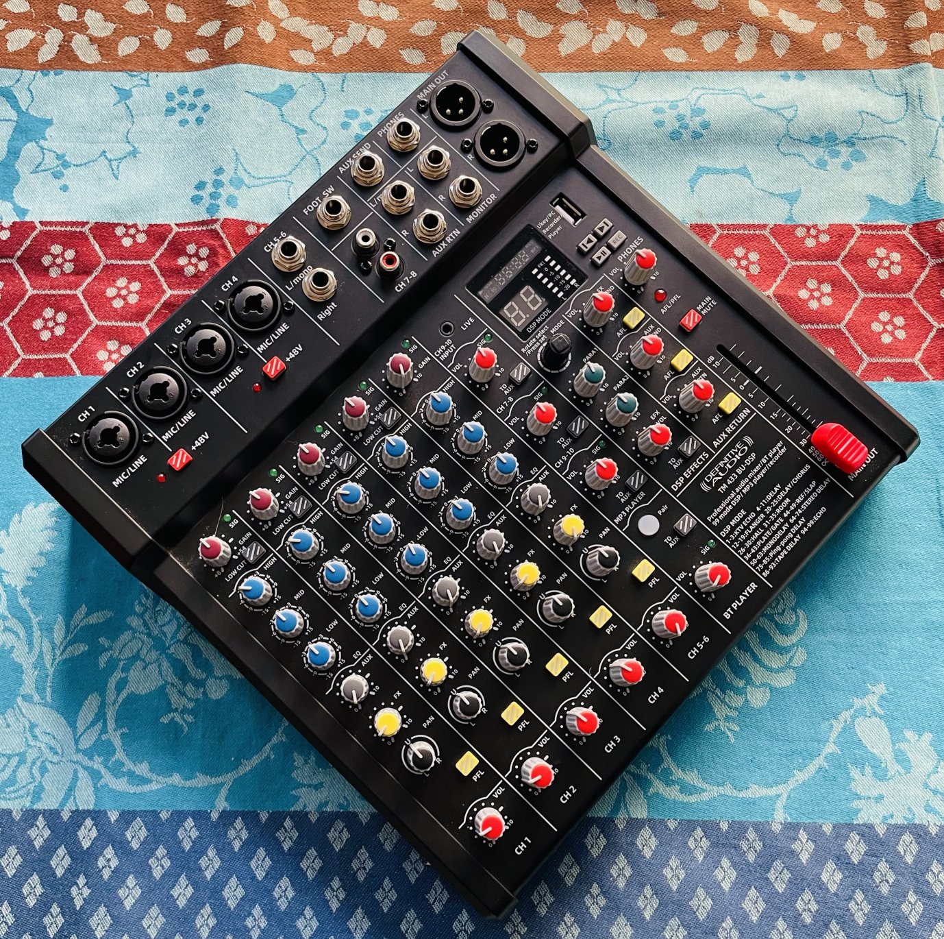 Table de mixage 10 canaux Definite Audio TM433 BU-DSP n°2308000164, carton d’origine, alim