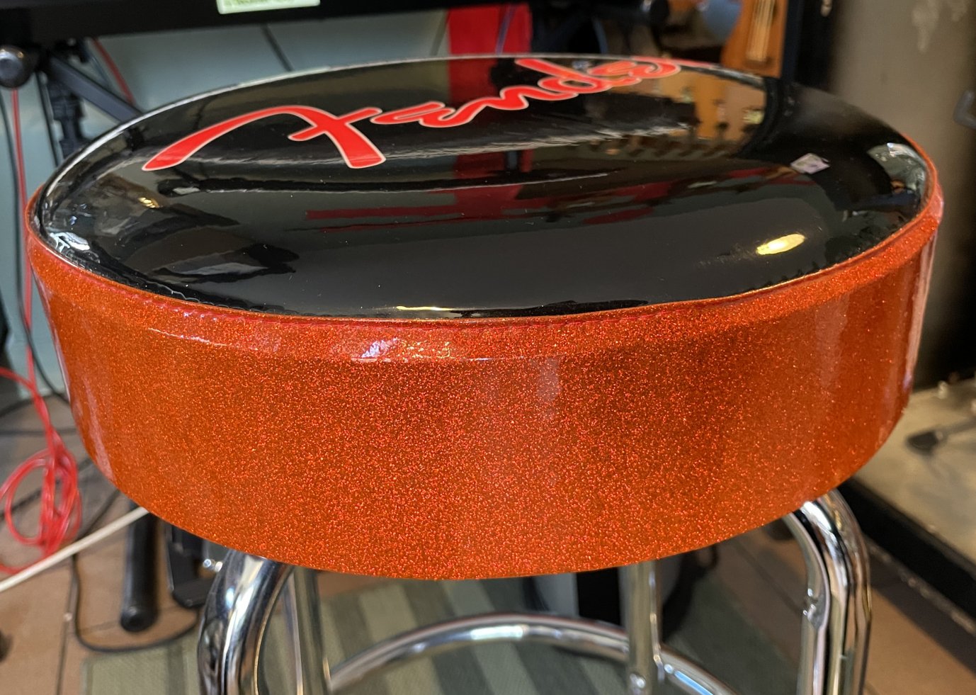 Très beau tabouret Fender Red Sparkle Logo – Image 3