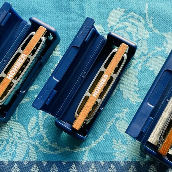 Alternative view of 3 Harmonicas Hohner Blues Harp C, G et E, étuis d’origine