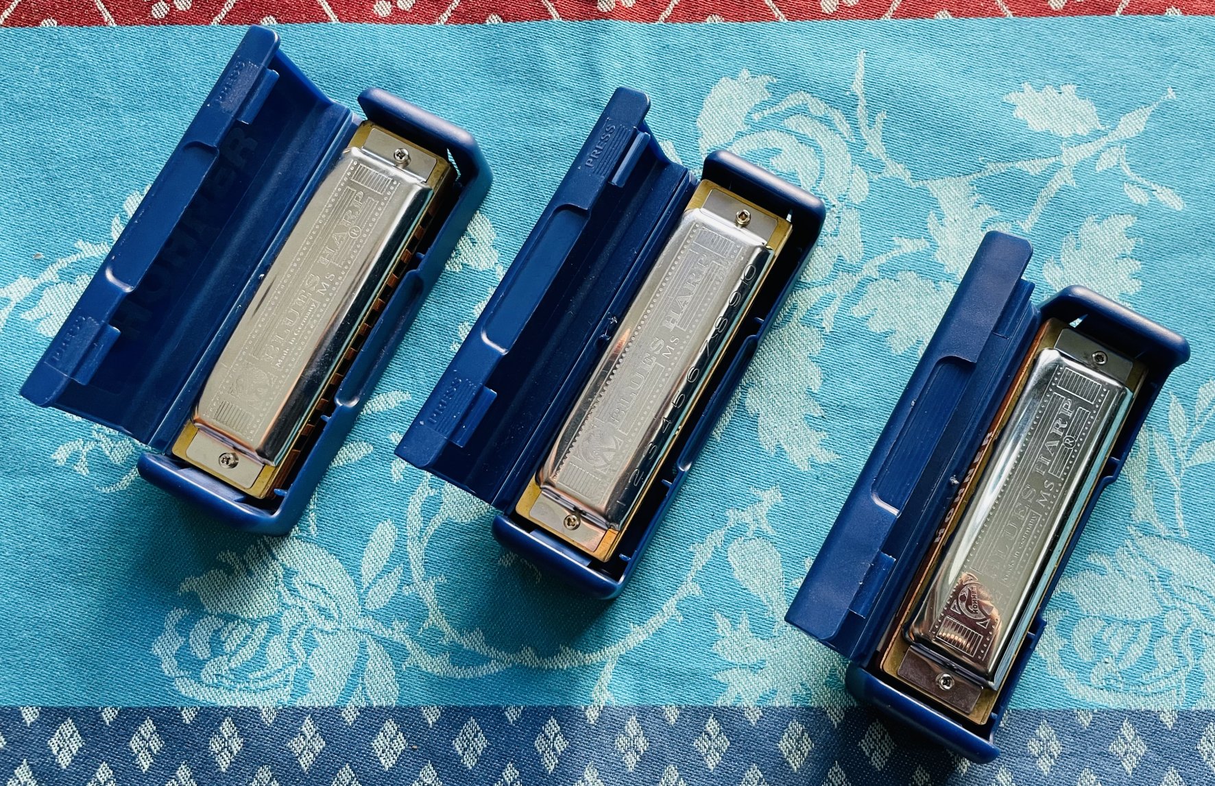 3 Harmonicas Hohner Blues Harp C, G et E, étuis d’origine