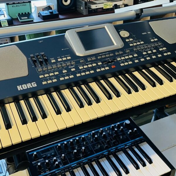 Clavier arrangeur Korg PA-500 n°025401, porte partition, notice, alim d’origine