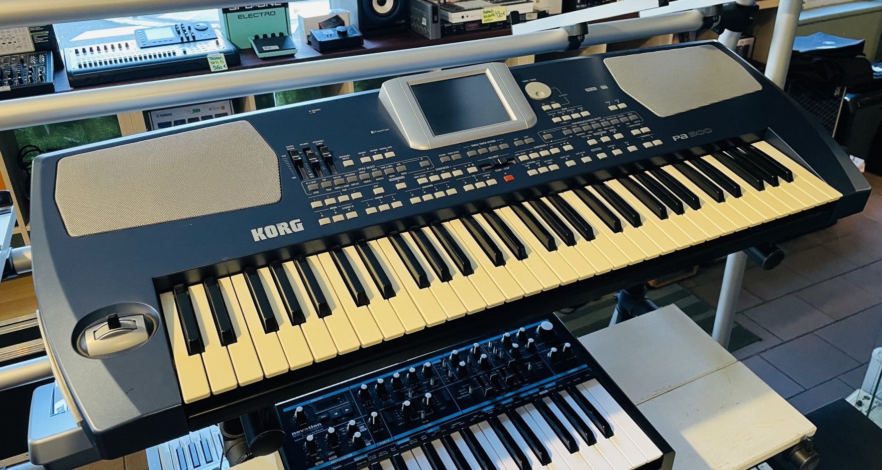 Clavier arrangeur Korg PA-500 n°025401, porte partition, notice, alim d’origine