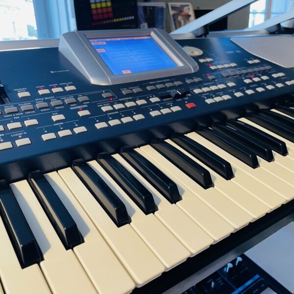 Alternative view of Clavier arrangeur Korg PA-500 n°025401, porte partition, notice, alim d’origine