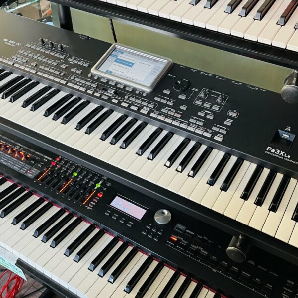 Alternative view of Clavier Korg Pa3XLE n°9001720 (Italy), housse Thomann, notice papier, dvd