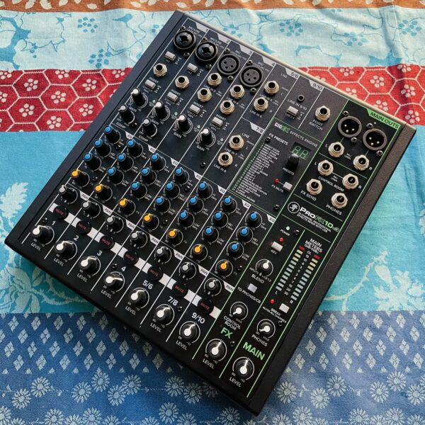 Table de mixage 10 canaux Mackie Pro FX10 n°2051373BRNS1135, boite d’origine, notice