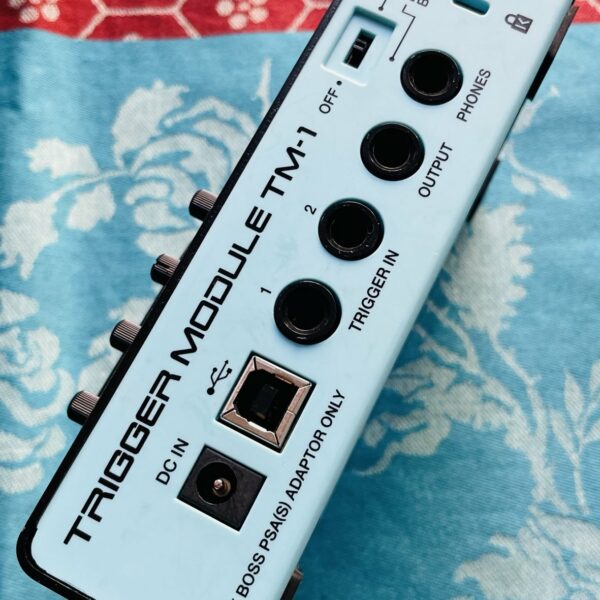 Alternative view of Module de sons-trigger Roland TM-1 n°Z7Q5757, alim zoom ajoutée