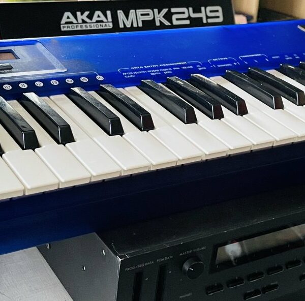 Alternative view of Clavier-maitre Studiotech MC-49 n°9737820, alim 9V