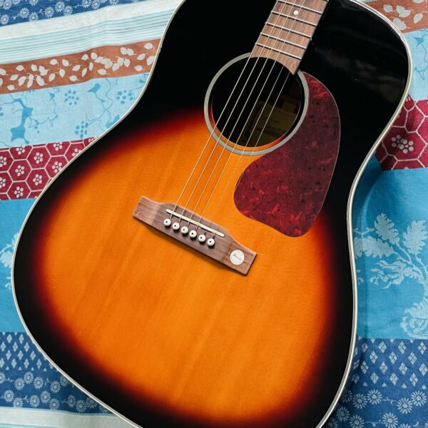 Alternative view of Guitare acoustique Tennessee J-45 (Gewa), méthode, accordeur, housse Turtle bag, réglée luthier Manteau (10.12.25)