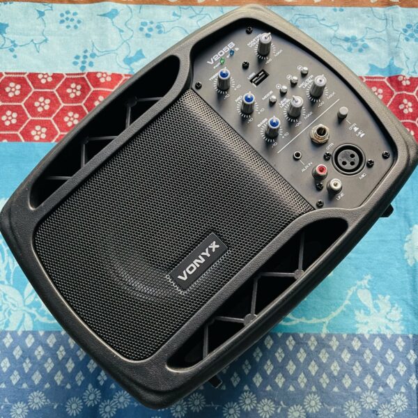 Alternative view of Enceinte amplifiée Vonyx V205B n°170295-17994-0357, pied, cable alim