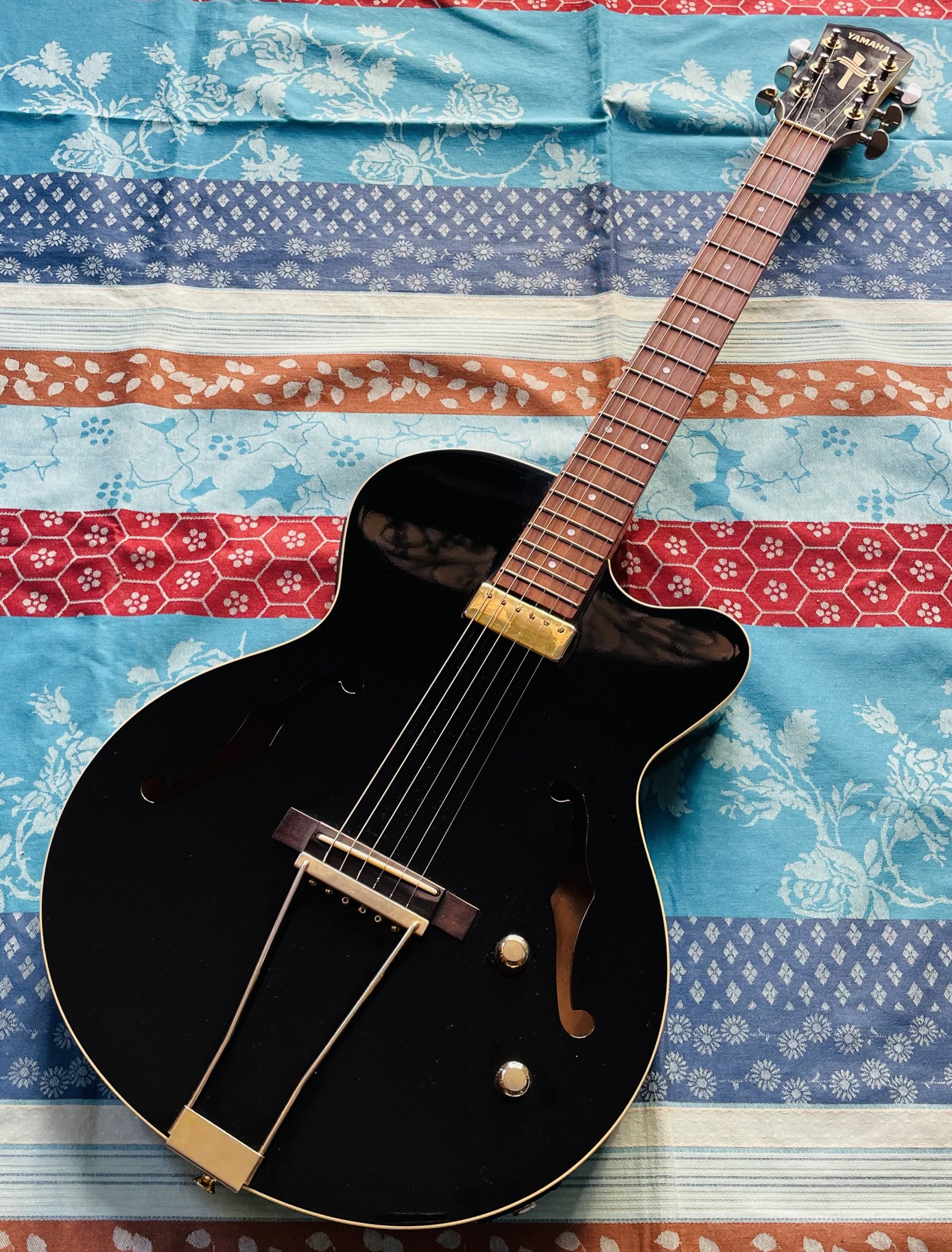 Guitare électro-acoustique humbucker piezo Yamaha AEX500 n°IL14006, étui Yamaha, mécaniques Kluson, mécaniques d’origine dorées (boite)