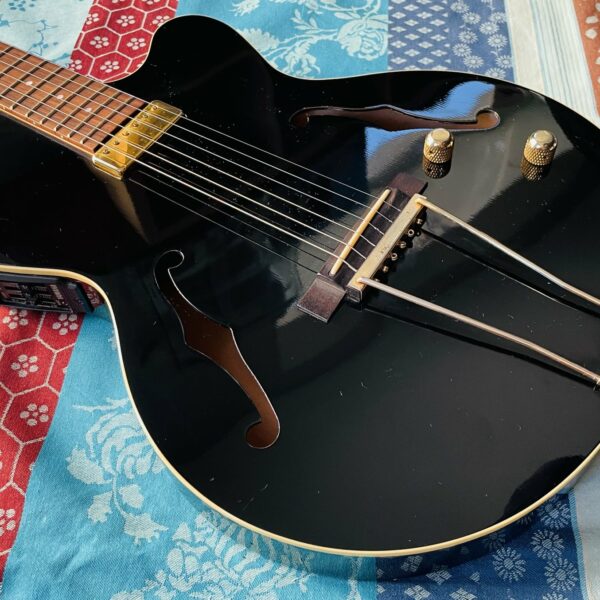 Alternative view of Guitare électro-acoustique humbucker piezo Yamaha AEX500 n°IL14006, étui Yamaha, mécaniques Kluson, mécaniques d’origine dorées (boite)