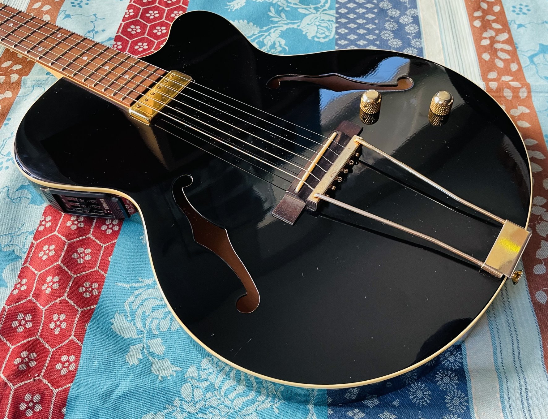 Guitare électro-acoustique humbucker piezo Yamaha AEX500 n°IL14006, étui Yamaha, mécaniques Kluson, mécaniques d’origine dorées (boite) – Image 2