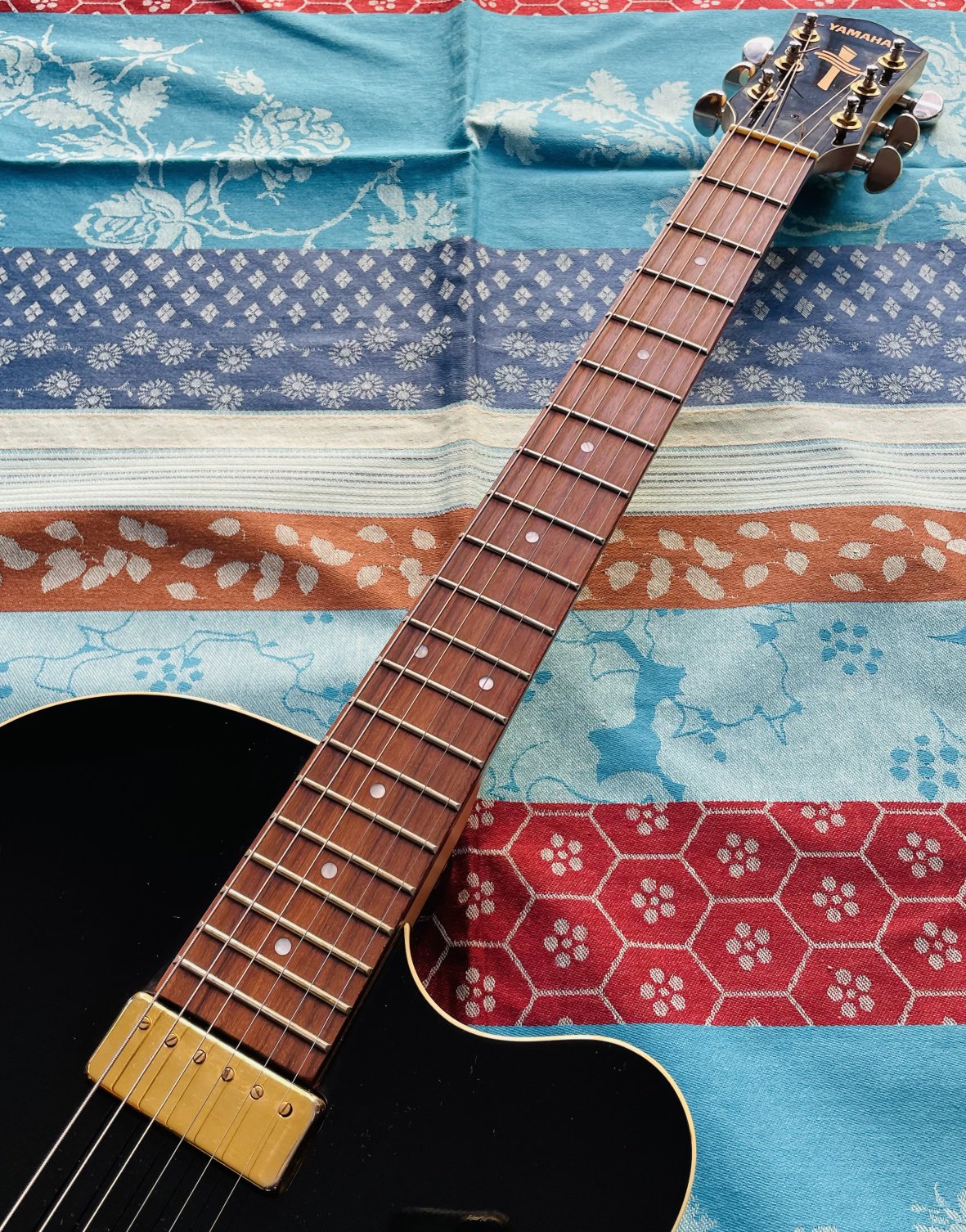 Guitare électro-acoustique humbucker piezo Yamaha AEX500 n°IL14006, étui Yamaha, mécaniques Kluson, mécaniques d’origine dorées (boite) – Image 4