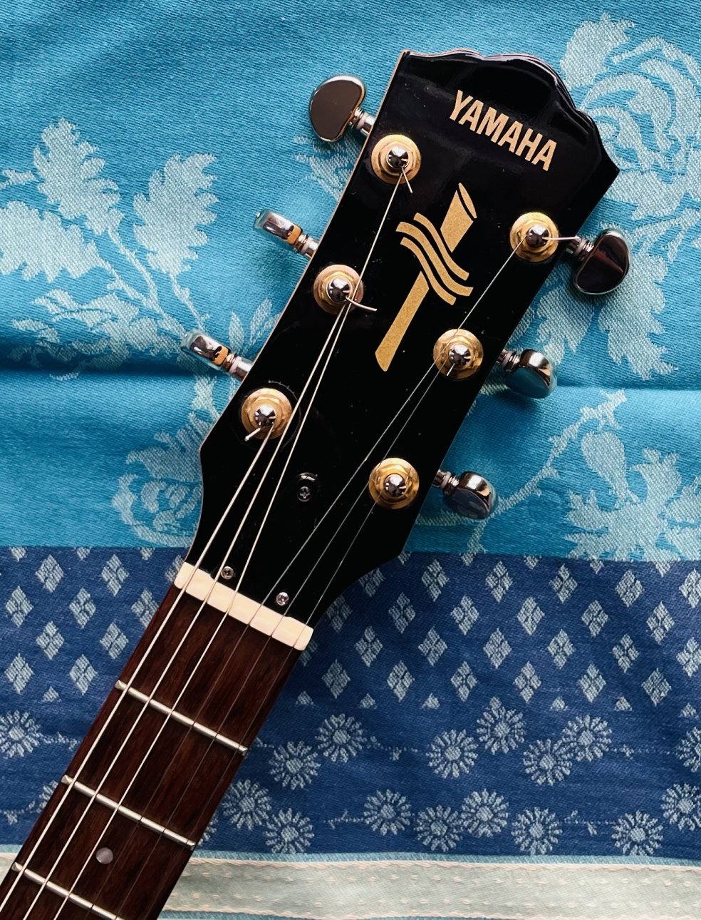 Guitare électro-acoustique humbucker piezo Yamaha AEX500 n°IL14006, étui Yamaha, mécaniques Kluson, mécaniques d’origine dorées (boite) – Image 5