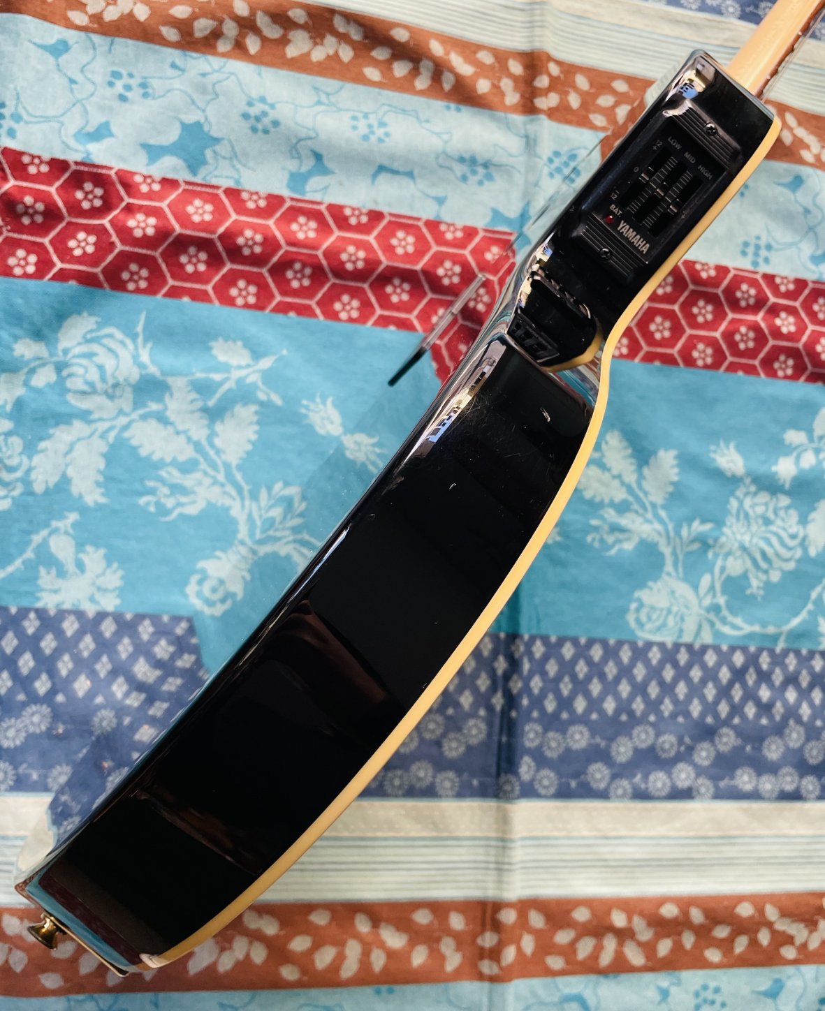 Guitare électro-acoustique humbucker piezo Yamaha AEX500 n°IL14006, étui Yamaha, mécaniques Kluson, mécaniques d’origine dorées (boite) – Image 6