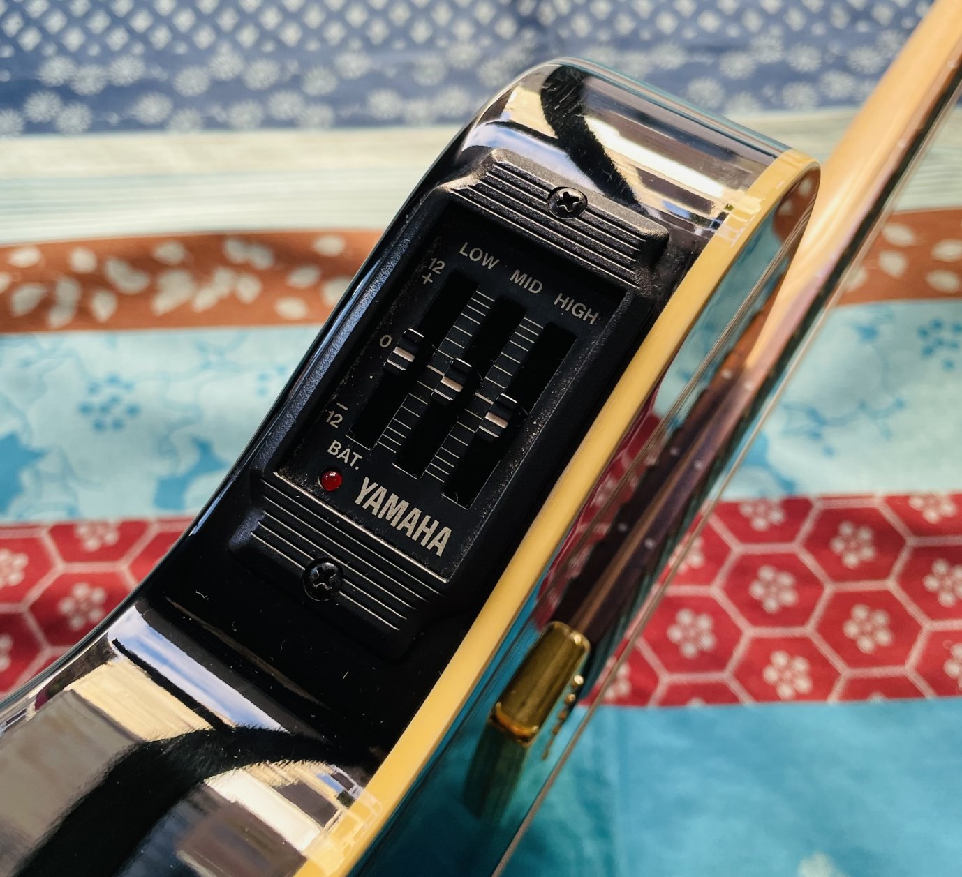 Guitare électro-acoustique humbucker piezo Yamaha AEX500 n°IL14006, étui Yamaha, mécaniques Kluson, mécaniques d’origine dorées (boite) – Image 7