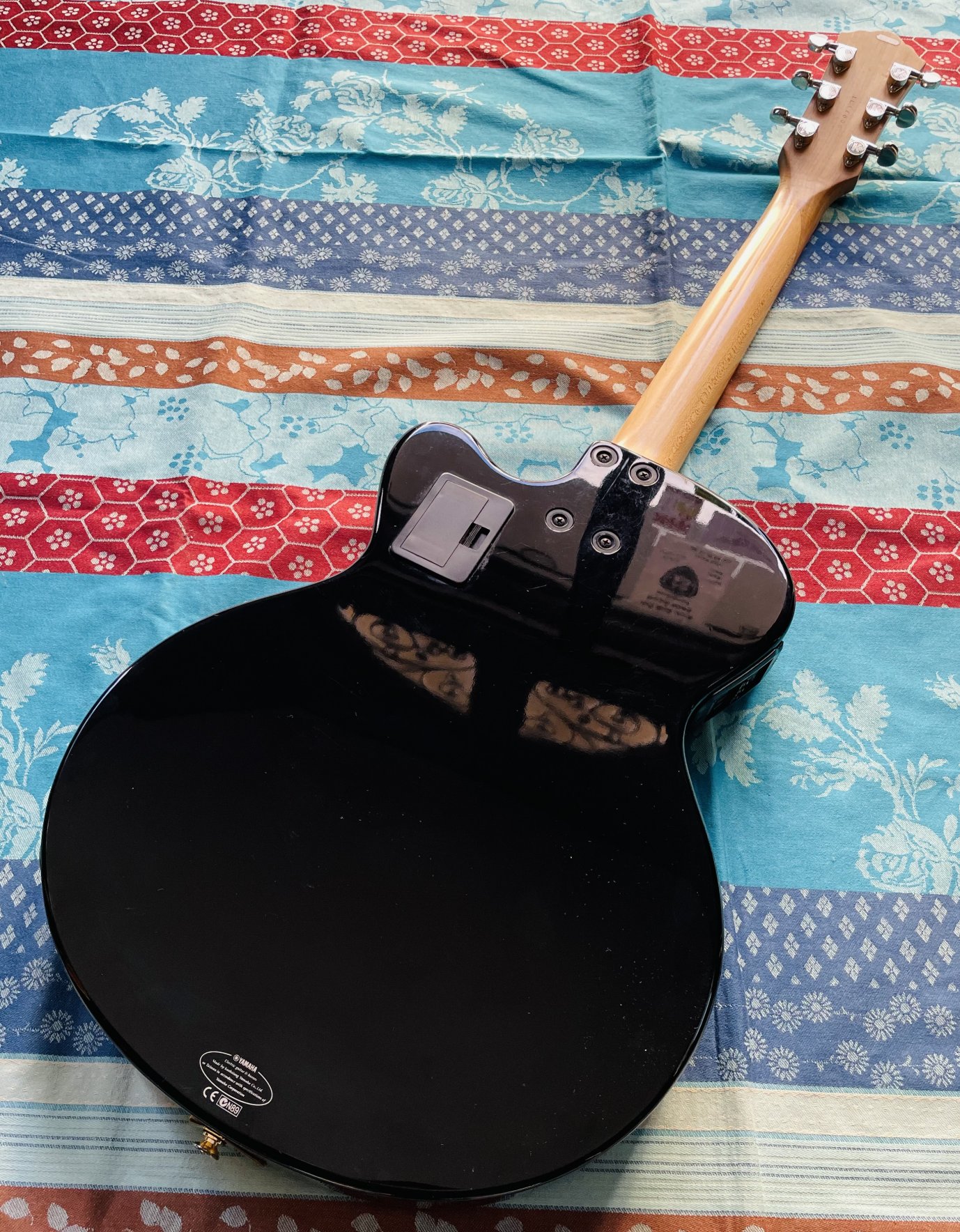 Guitare électro-acoustique humbucker piezo Yamaha AEX500 n°IL14006, étui Yamaha, mécaniques Kluson, mécaniques d’origine dorées (boite) – Image 8