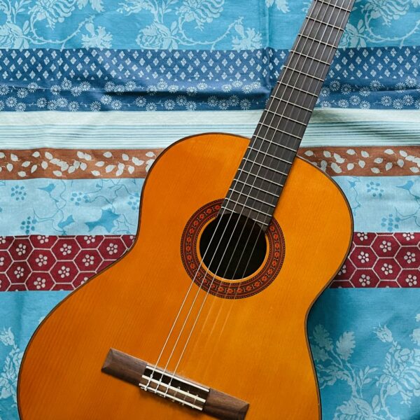 Guitare classique Yamaha C70 n°ONI215269, housse Guitar Shop, accordeur Cherub, cordes neuves Savarez new crystal classic