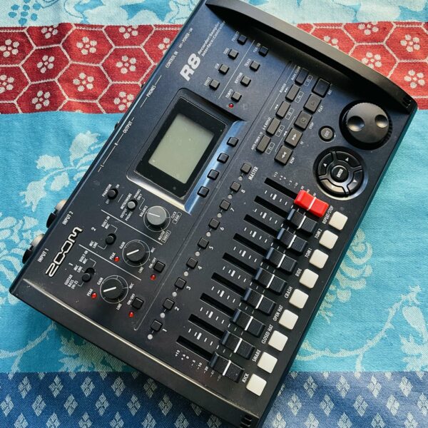 Enregistreur Zoom R8 n°087602, boite d’origine, carte SD 32 GB ajoutée, notice