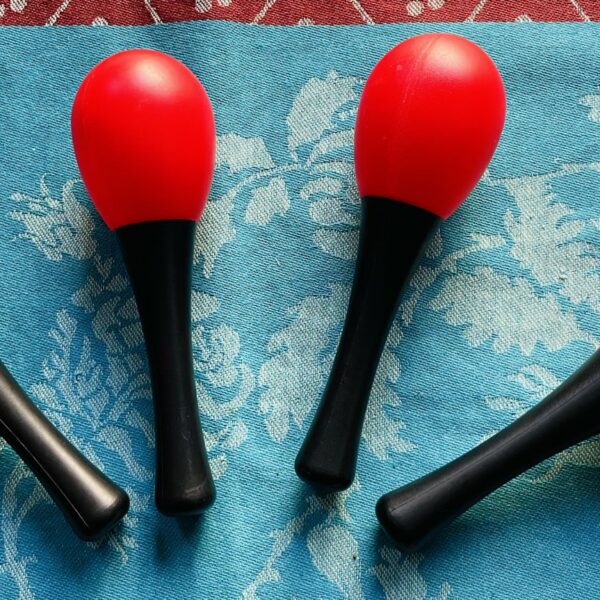 Alternative view of 4 mini maracas plastique rouge