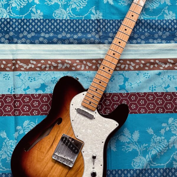 Guitare électrique Fender Vintera II 60’s thinline maple MN 3TS (2023, Mexico), modèle 149062300, housse Fender