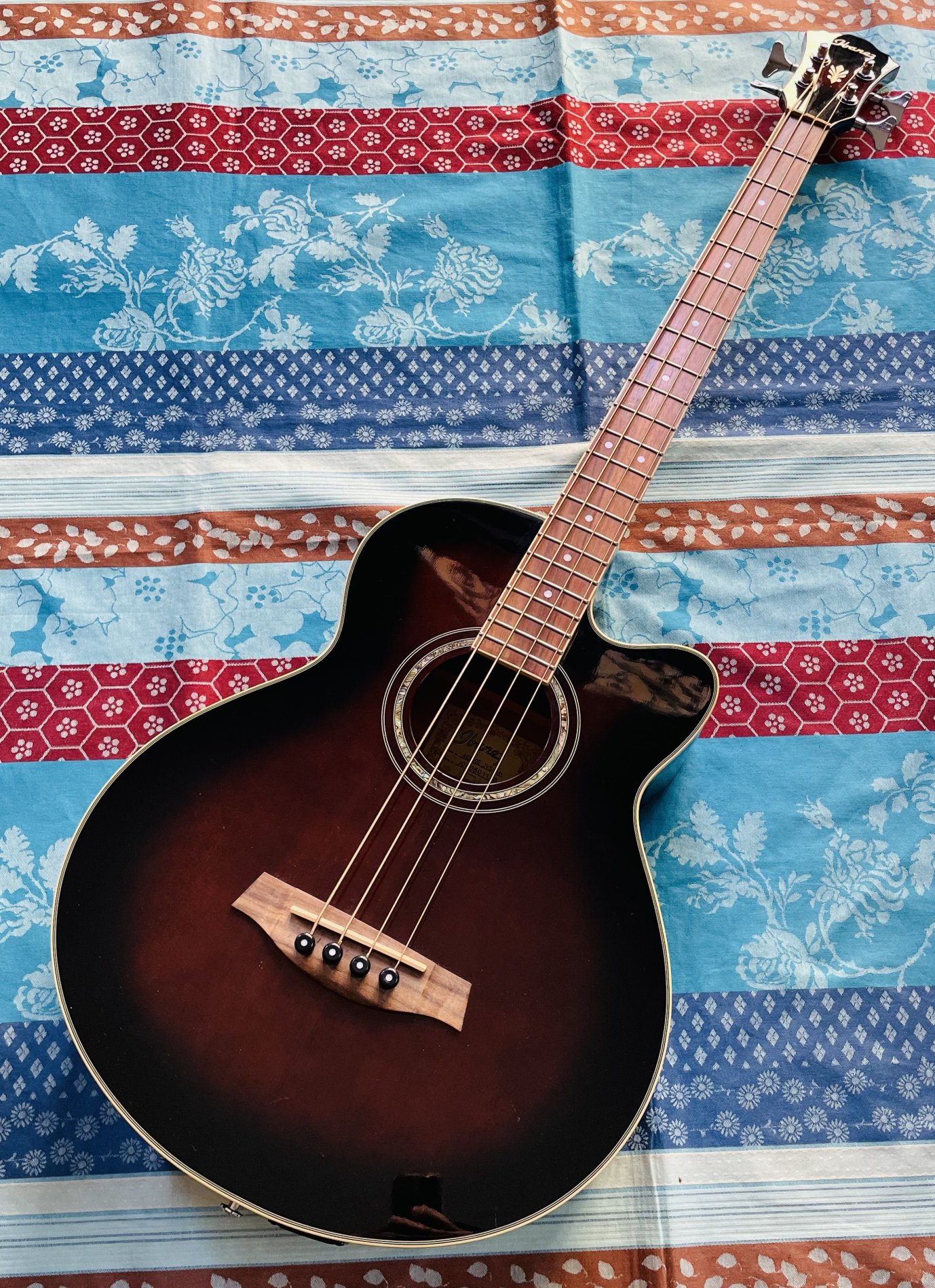 Basse électro-acoustique Ibanez AEB-10 DVS 27.01 n°J090801178, housse Tobago