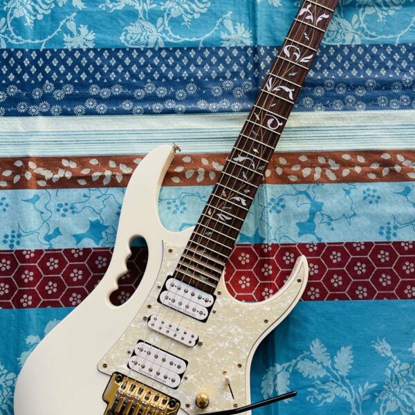 Guitare électrique Ibanez Steve Vai Prestige JEM7V White n°F0621725 (2006, Japan), étui Ibanez, micros posés Seymour Duncan, micros d’origine, étui d’origine Prestige Japan
