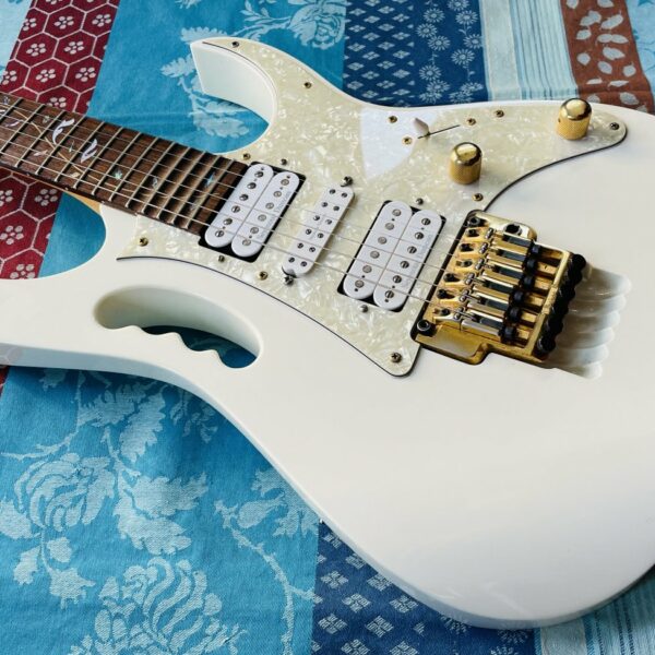 Alternative view of Guitare électrique Ibanez Steve Vai Prestige JEM7V White n°F0621725 (2006, Japan), étui Ibanez, micros posés Seymour Duncan, micros d’origine, étui d’origine Prestige Japan