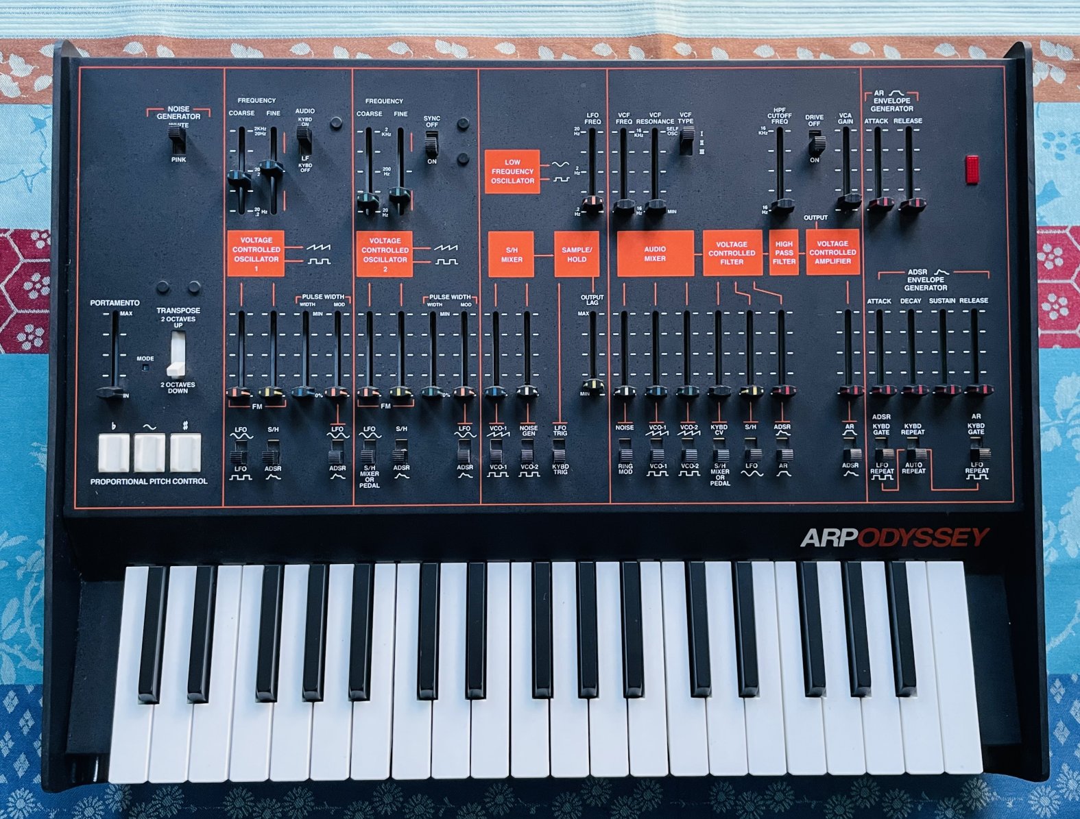 Synthé analogique réédition Korg Arp Odyssey slim keys 37 n°003637 (China), valise Arp, câbles et notices d’origine – Image 3