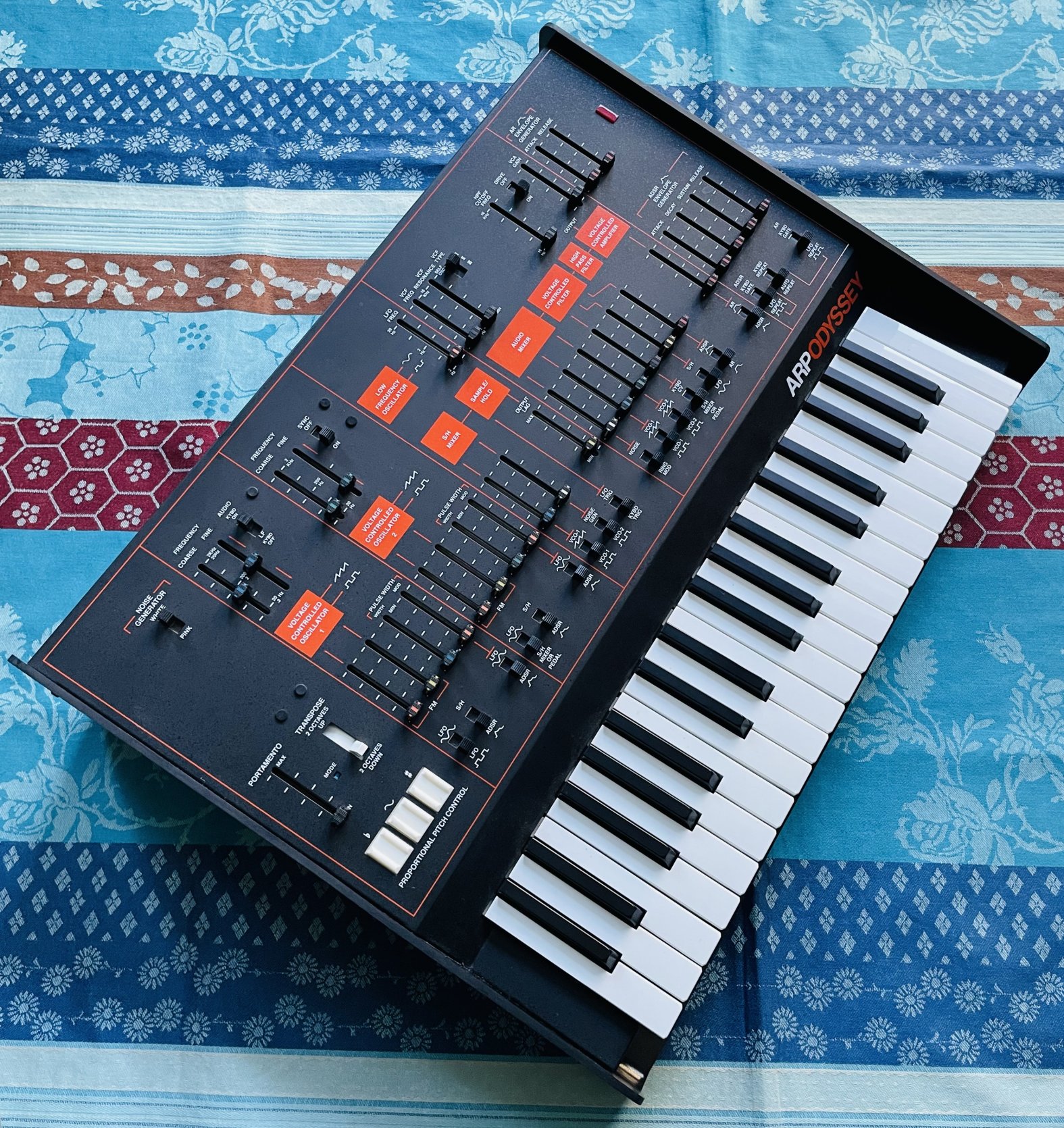 Synthé analogique réédition Korg Arp Odyssey slim keys 37 n°003637 (China), valise Arp, câbles et notices d’origine