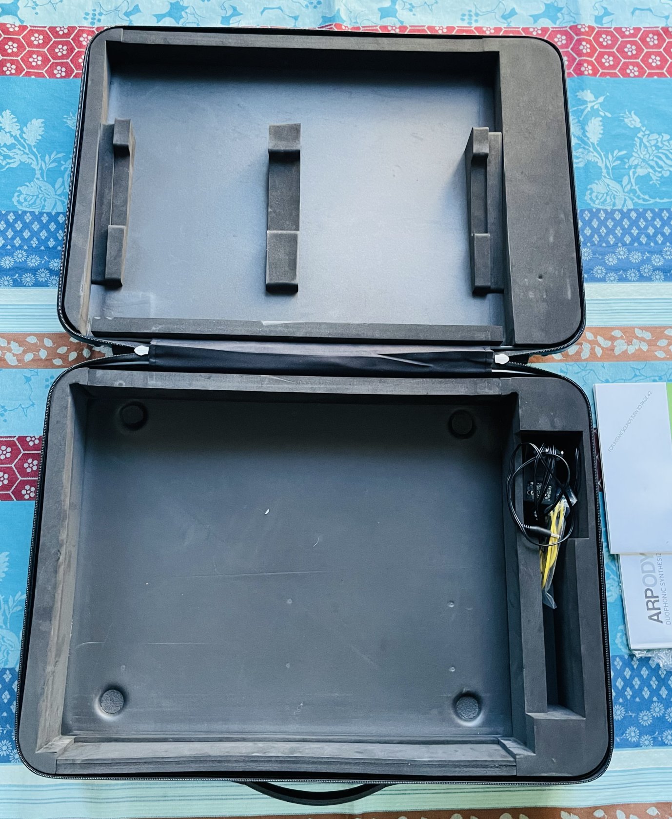 Synthé analogique réédition Korg Arp Odyssey slim keys 37 n°003637 (China), valise Arp, câbles et notices d’origine – Image 7