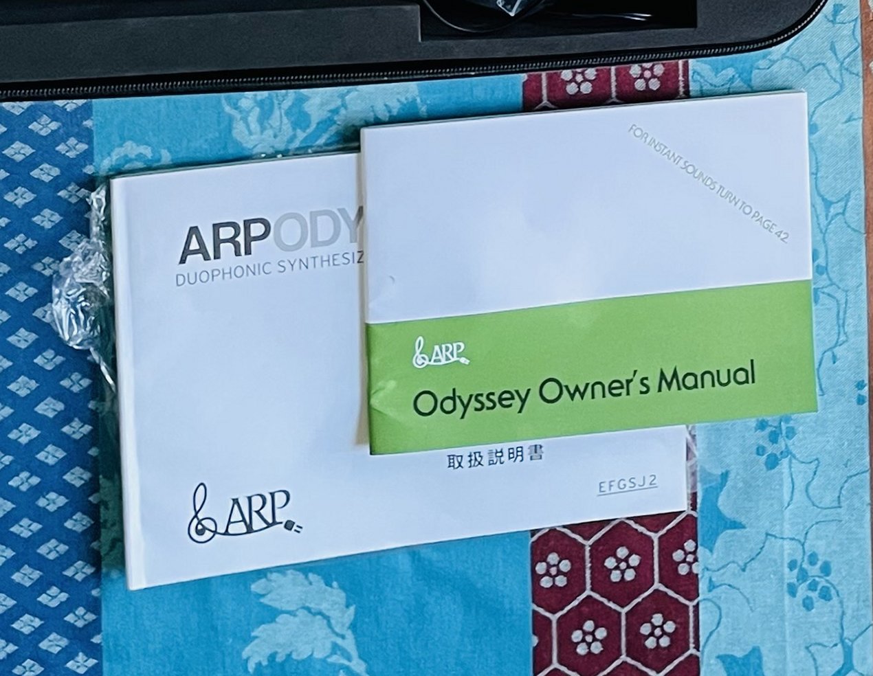 Synthé analogique réédition Korg Arp Odyssey slim keys 37 n°003637 (China), valise Arp, câbles et notices d’origine – Image 11