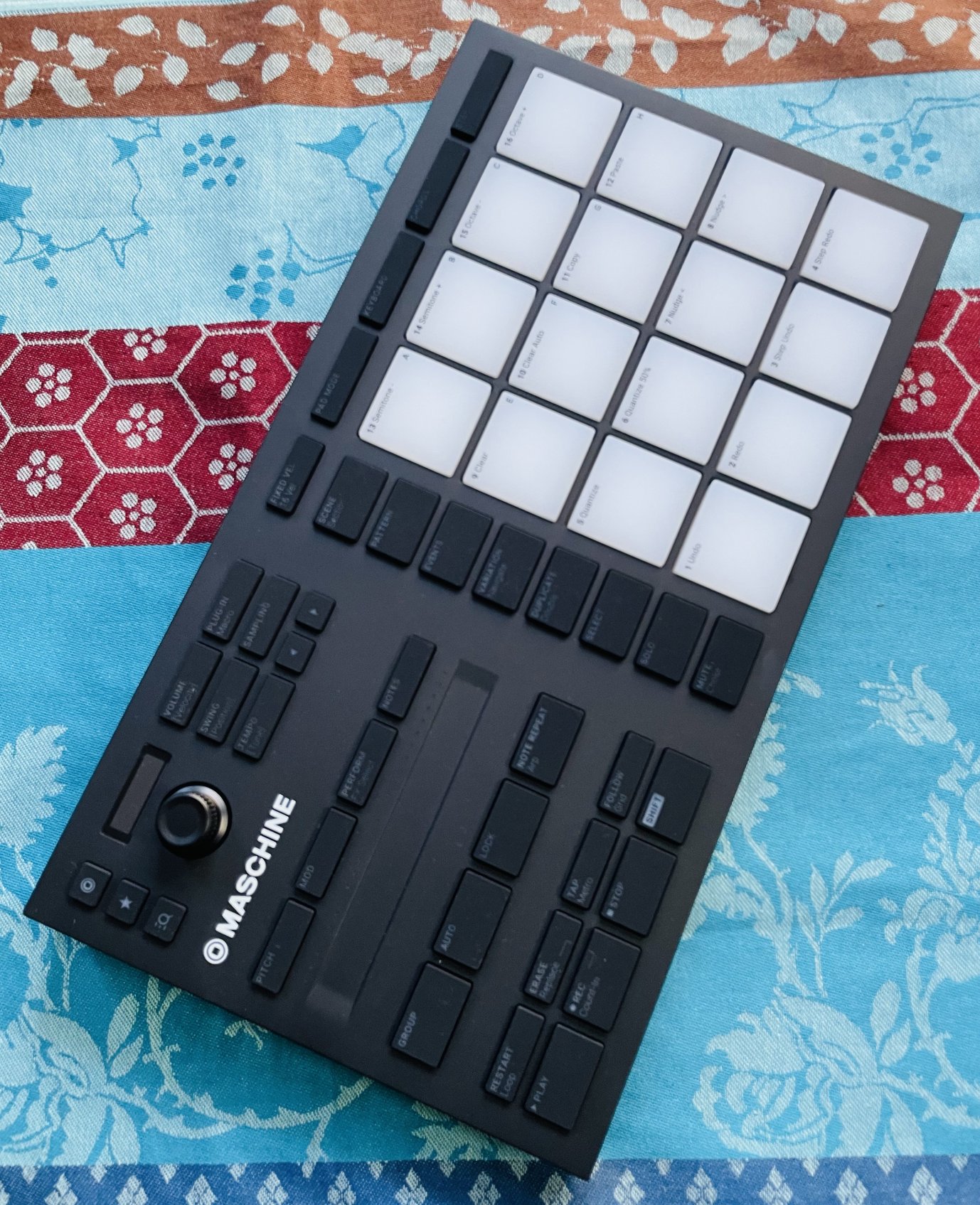 Workstation Natives Instruments Mikro MK3 n°3MM209301511544, boite d’origine, codes, usb – Image 2