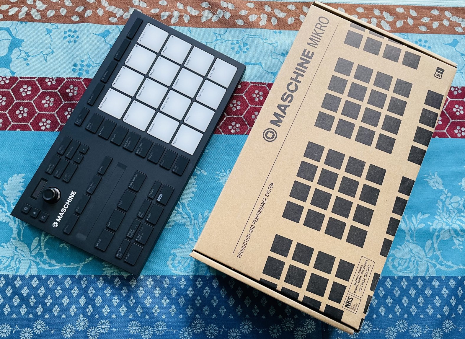 Workstation Natives Instruments Mikro MK3 n°3MM209301511544, boite d’origine, codes, usb – Image 6