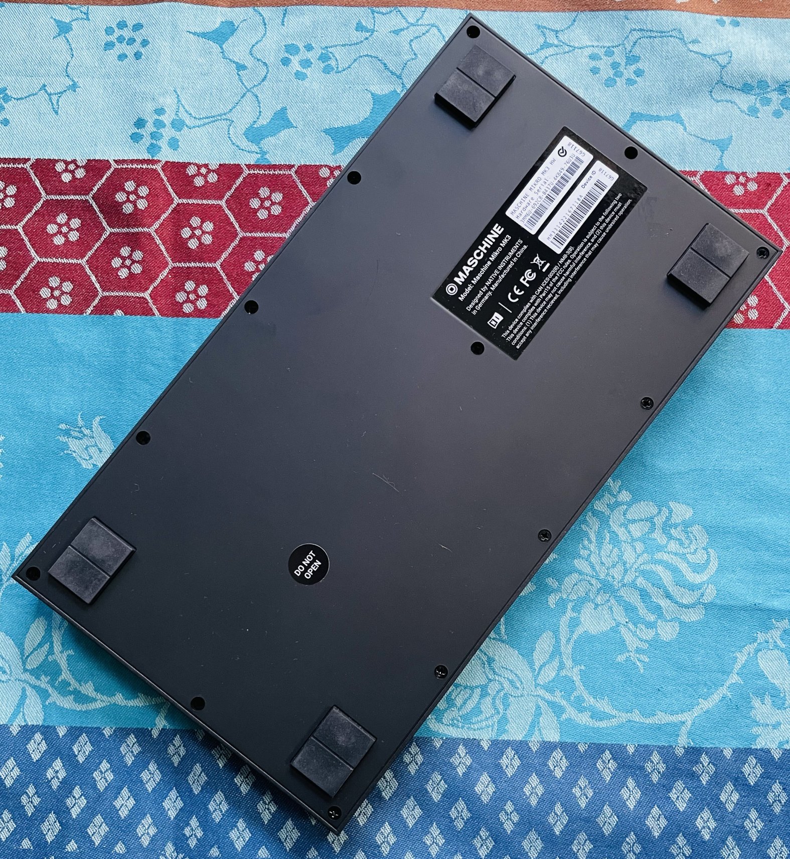 Workstation Natives Instruments Mikro MK3 n°3MM209301511544, boite d’origine, codes, usb – Image 3