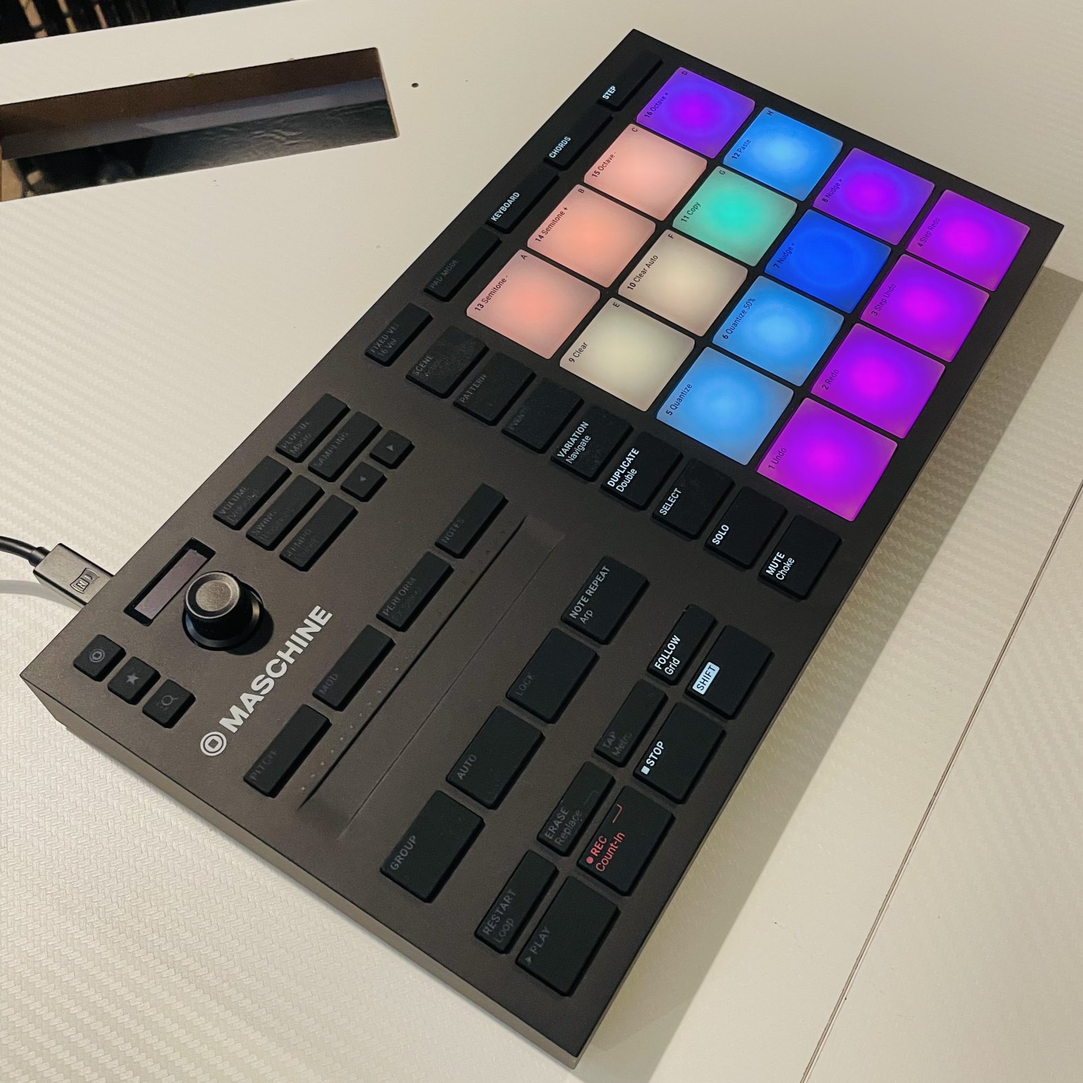 Workstation Natives Instruments Mikro MK3 n°3MM209301511544, boite d’origine, codes, usb