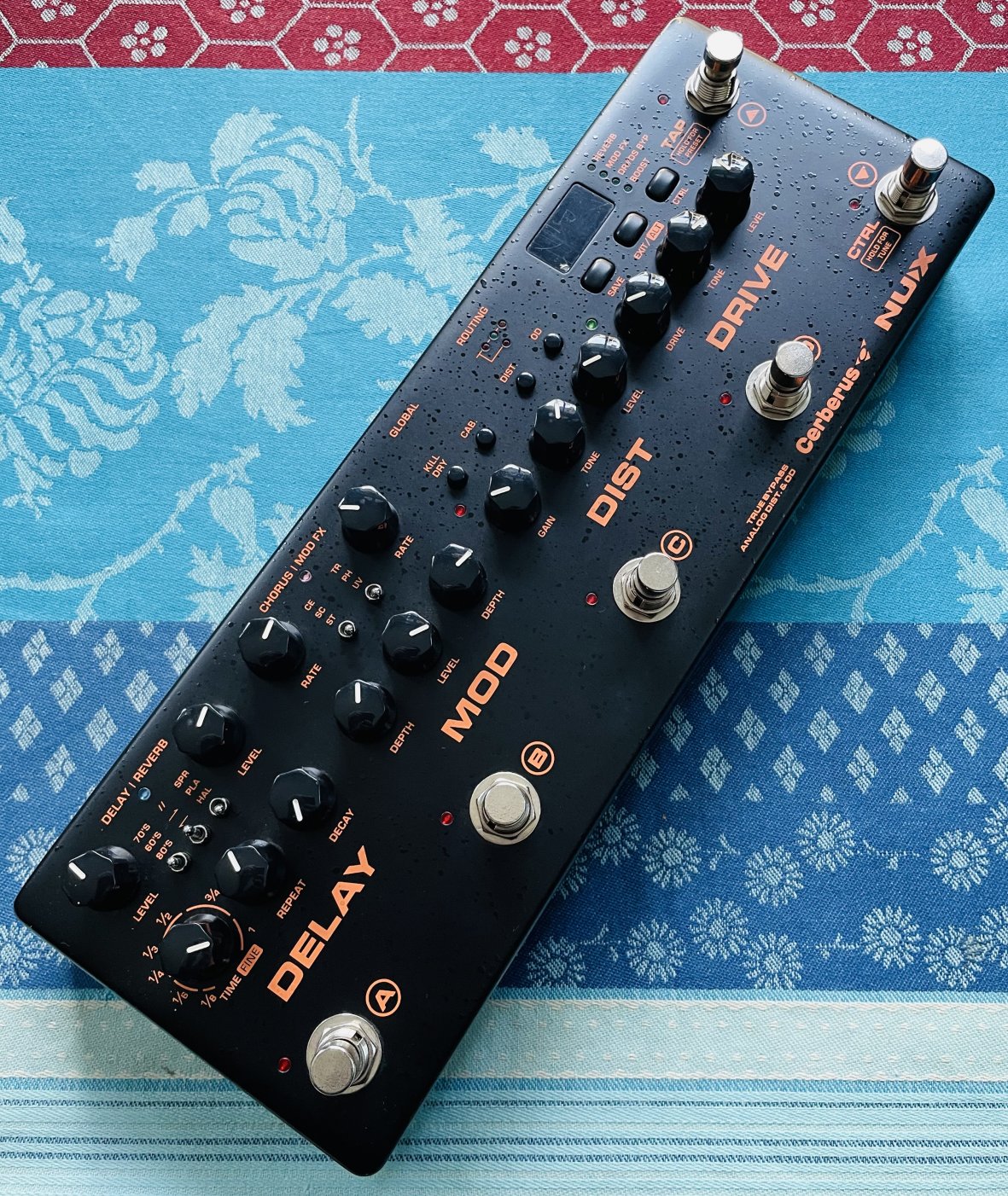 Pédale multieffets Nux Cerberus n°CER19D20743, boite d’origine