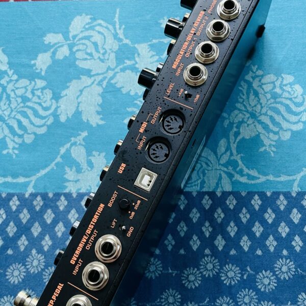 Alternative view of Pédale multieffets Nux Cerberus n°CER19D20743, boite d’origine