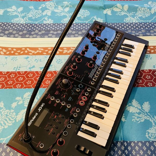 Synthé analogique numérique Roland JDXi n°Z1F1981, alim, micro perche, notice