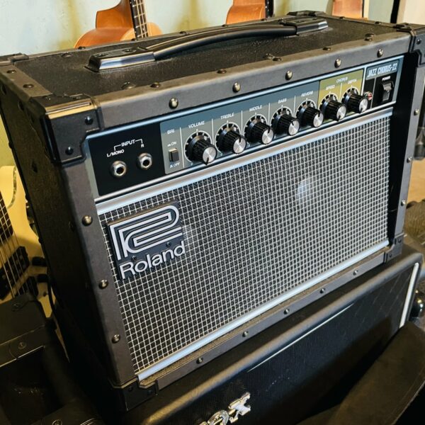 Alternative view of Ampli guitare Roland Jazz Chorus JC-22 n°ASQ7563, housse Roland ajoutée