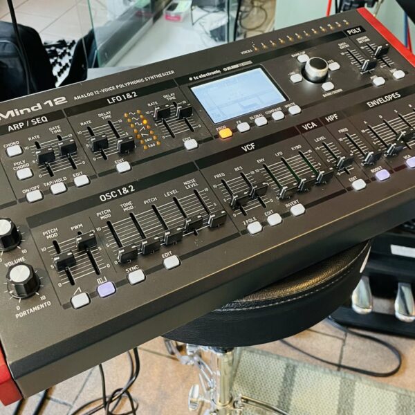 Alternative view of Expandeur synthé Behringer Deep Mind 12D rack n°S24090061CF3, valise Flynt Pro