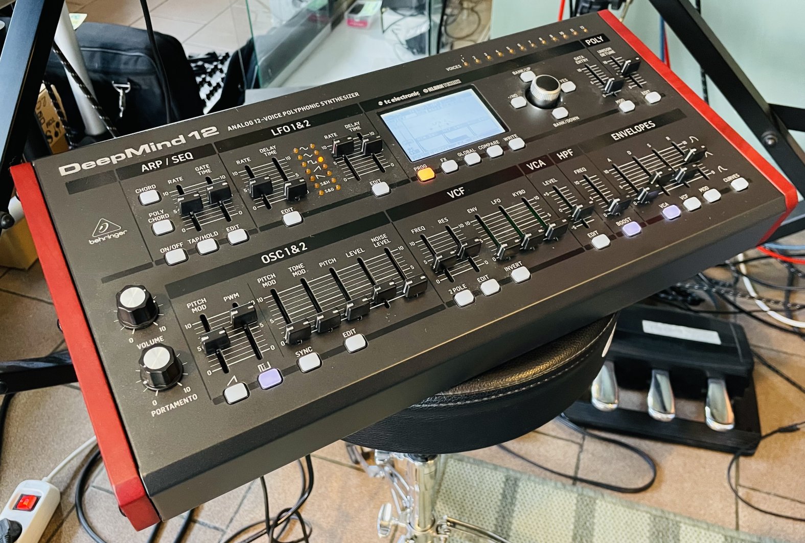 Expandeur synthé Behringer Deep Mind 12D rack n°S24090061CF3, valise Flynt Pro – Image 2