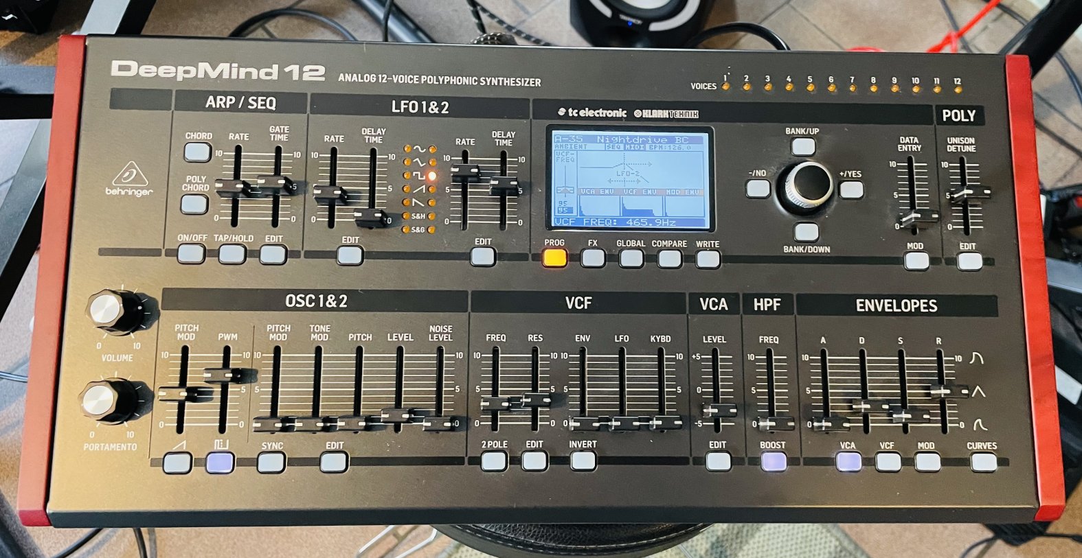 Expandeur synthé Behringer Deep Mind 12D rack n°S24090061CF3, valise Flynt Pro