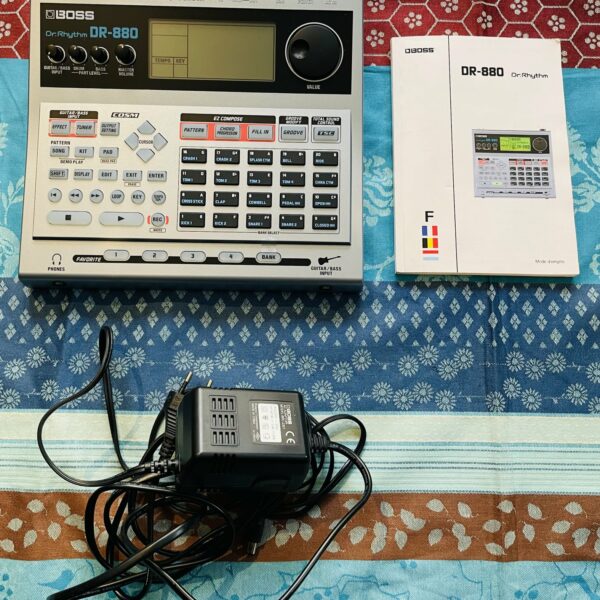 Alternative view of Boite à rythme arrangeur Boss DR-880 n°AX34362, alim d’origine, notice
