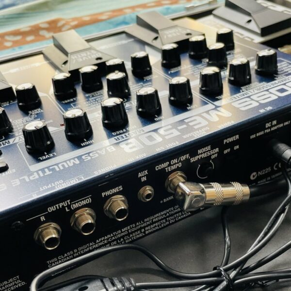 Alternative view of Multi-effets basse Boss ME-50B n°ZR80512, notice Française, footswitch Boss FS-5U, alim Boss, valise Stagg UPC 535