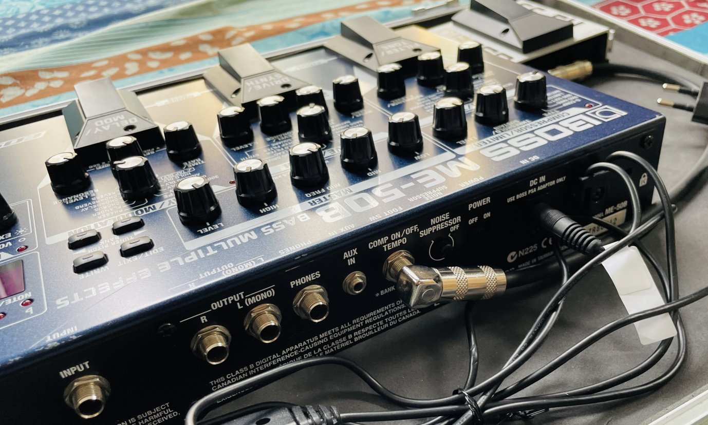 Multi-effets basse Boss ME-50B n°ZR80512, notice Française, footswitch Boss FS-5U, alim Boss, valise Stagg UPC 535 – Image 2