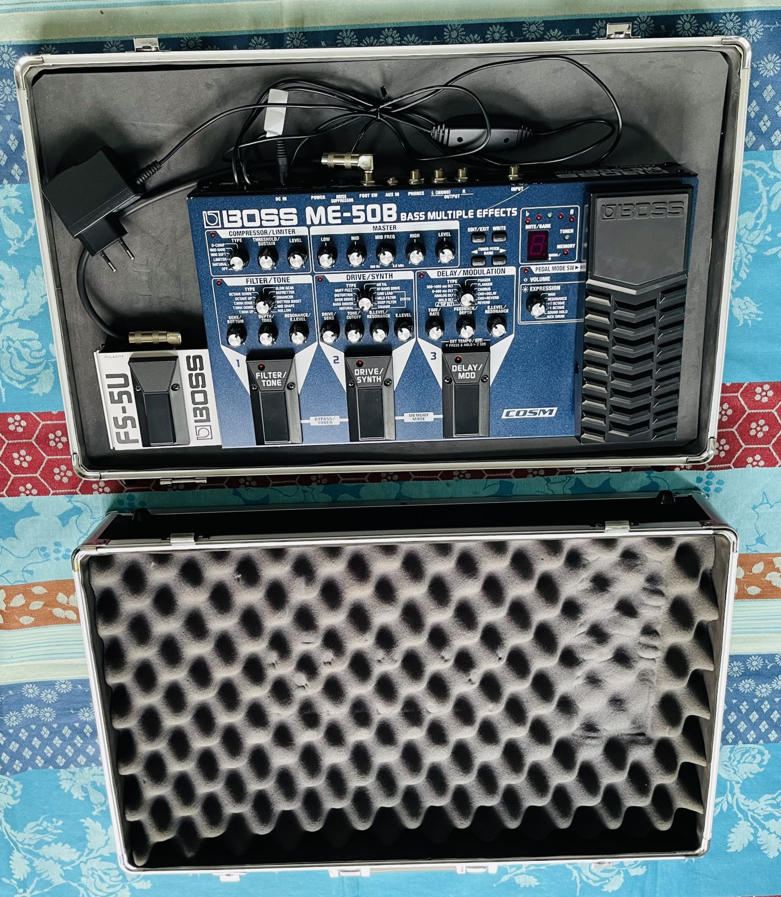 Multi-effets basse Boss ME-50B n°ZR80512, notice Française, footswitch Boss FS-5U, alim Boss, valise Stagg UPC 535 – Image 4