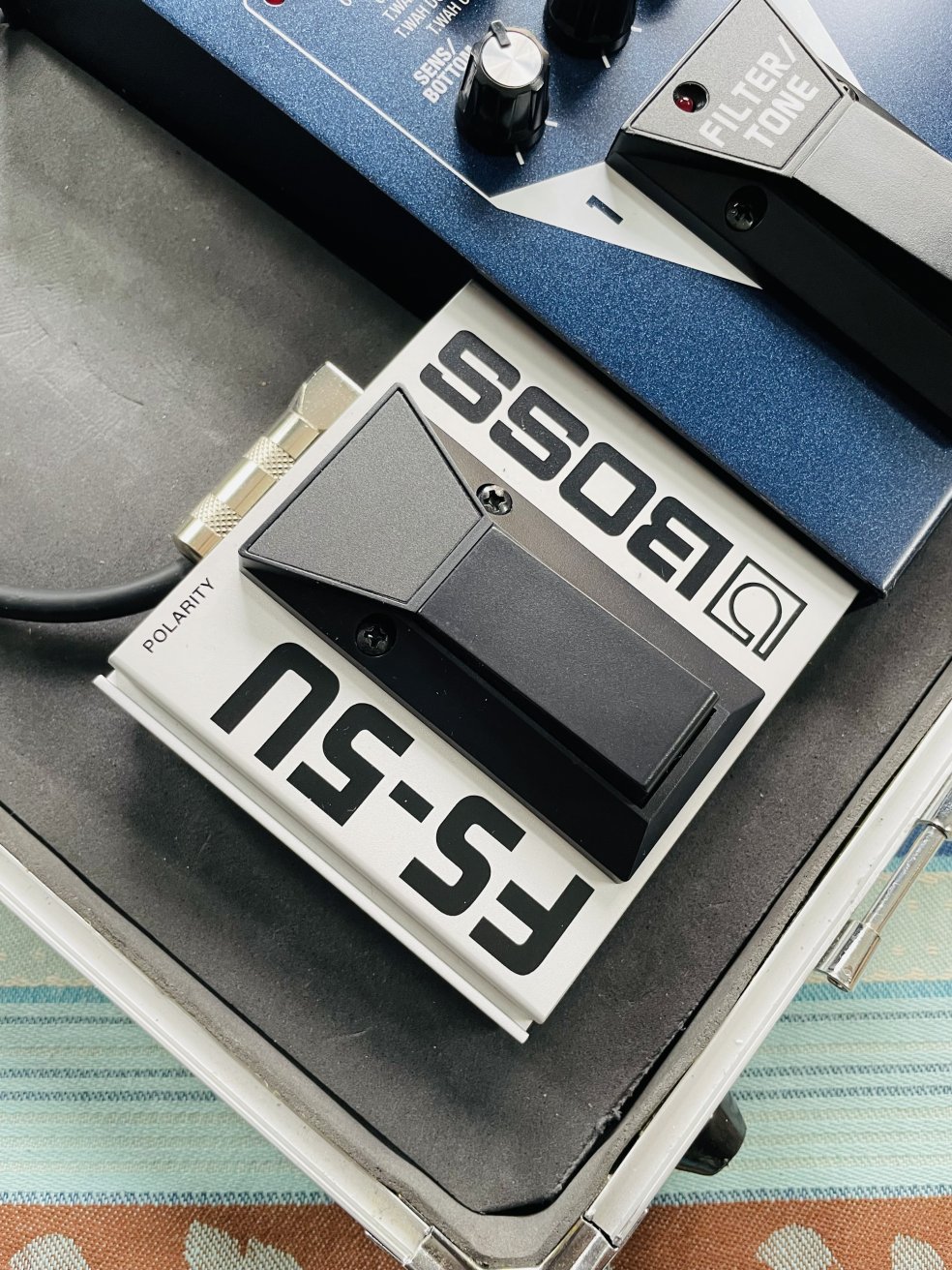 Multi-effets basse Boss ME-50B n°ZR80512, notice Française, footswitch Boss FS-5U, alim Boss, valise Stagg UPC 535 – Image 5