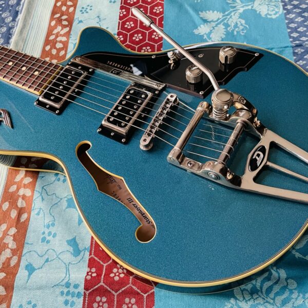 Alternative view of Guitare électrique Duesenberg Starplayer III Catalina Blue n°190101 (Germany), étui Duesenberg